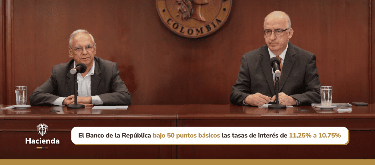 Imagen de Ricardo Bonilla y  jefe de la Cartera hablando en conferencia 