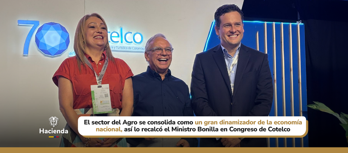 Imagen del ministro Ricardo Bonilla y otros políticos riendo