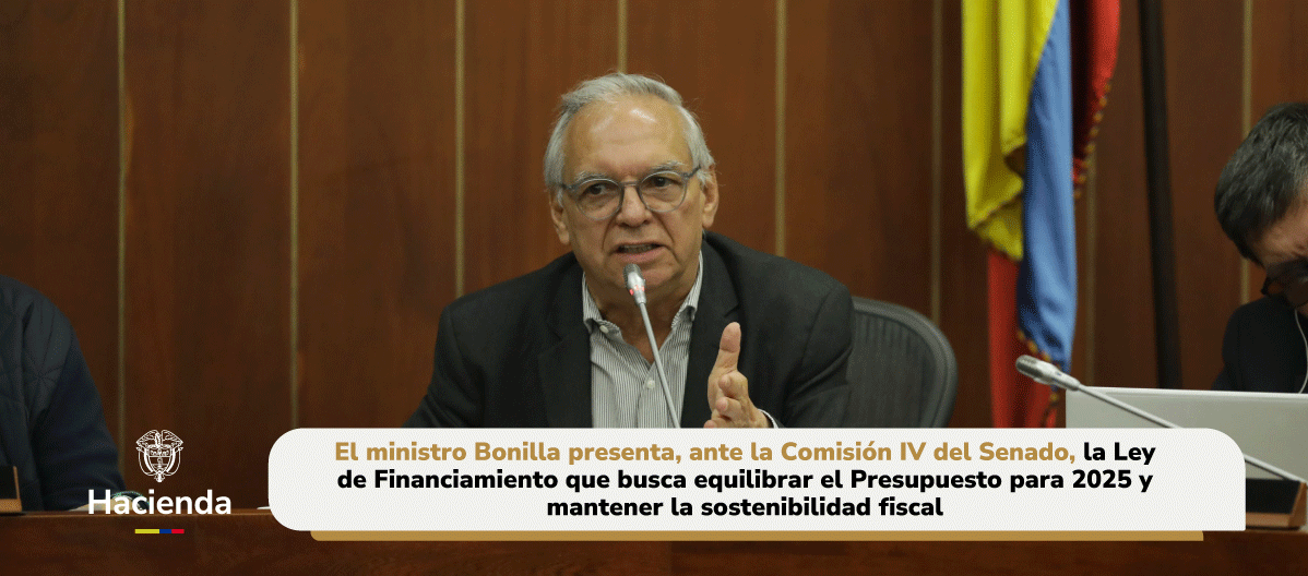 Portada Ministro sentado hablando presentando ley de financiamiento