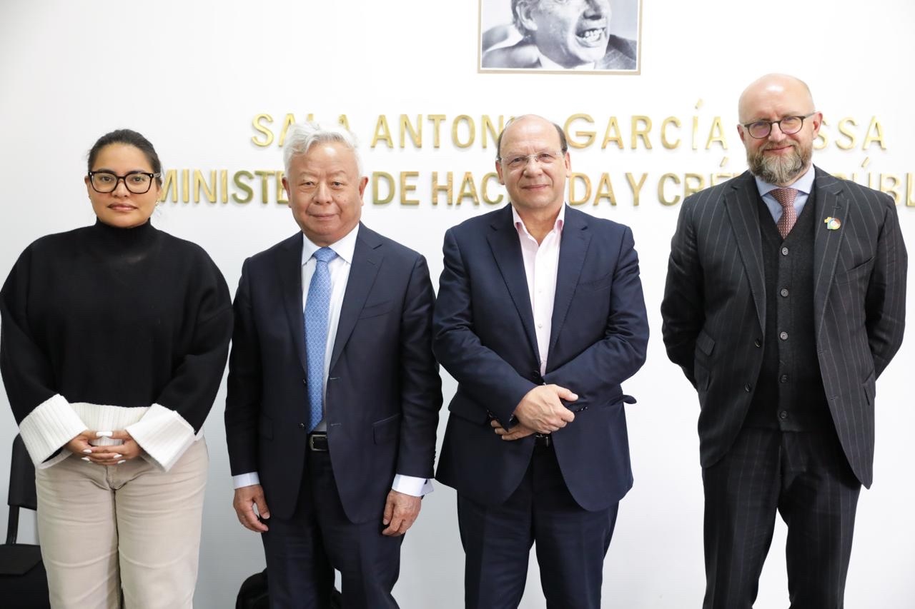 Ministro de Hacienda sella alianza con la banca asiática