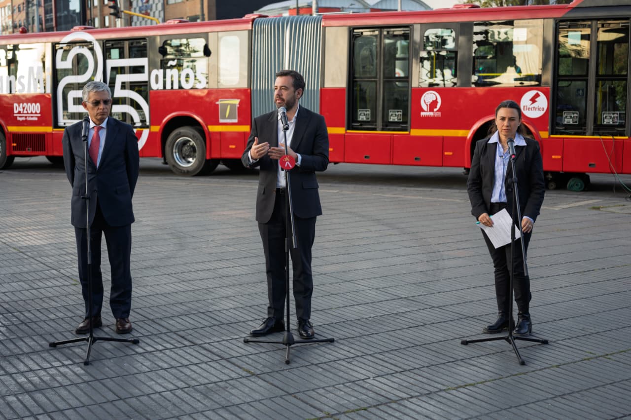Gobierno del Cambio y Alcaldía Mayor de Bogotá firman acuerdos que garantizan el avance del Metro y más buses eléctricos para TransMilenio