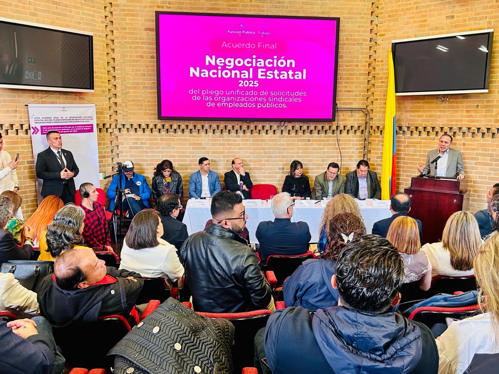 Foto del ministro en la Negociación Nacional Estatal