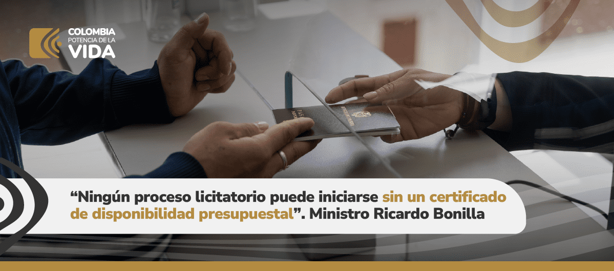 Imagen de persona recibiendo un documento