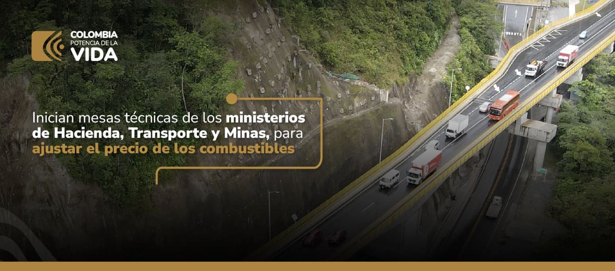 Imagen de una vía al lado de una montaña 